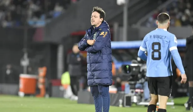 Fernando Diniz en el partido entre Uruguay y Brasil que ganaron los celestes