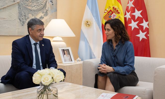 La presidenta de la Comunidad de Madrid, Isabel Díaz Ayuso, y el jefe de gobierno de Buenos Aires, Jorge Macri, en la sede del gobierno de Madrid.