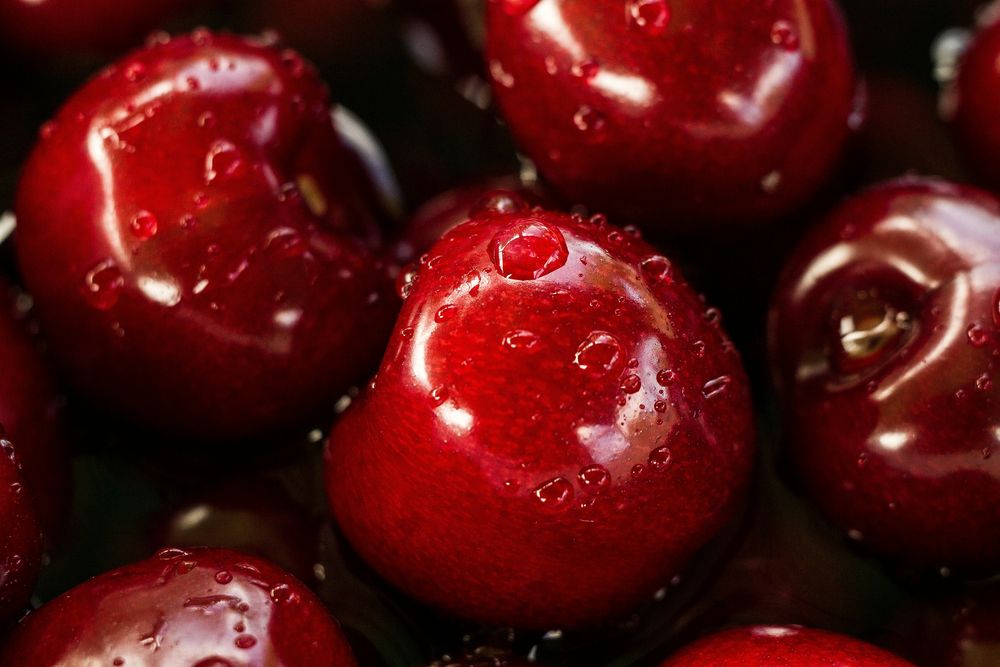 La vitamina C en cerezas y frutos rojos ayuda a prevenir el daño solar en la piel.