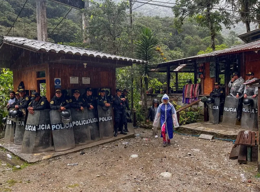 Durante el fin de semana, la protesta obligó a la evacuación de 12.000 turistas.