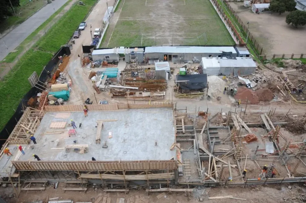 La construcción obstruye la única vía de acceso a las torres