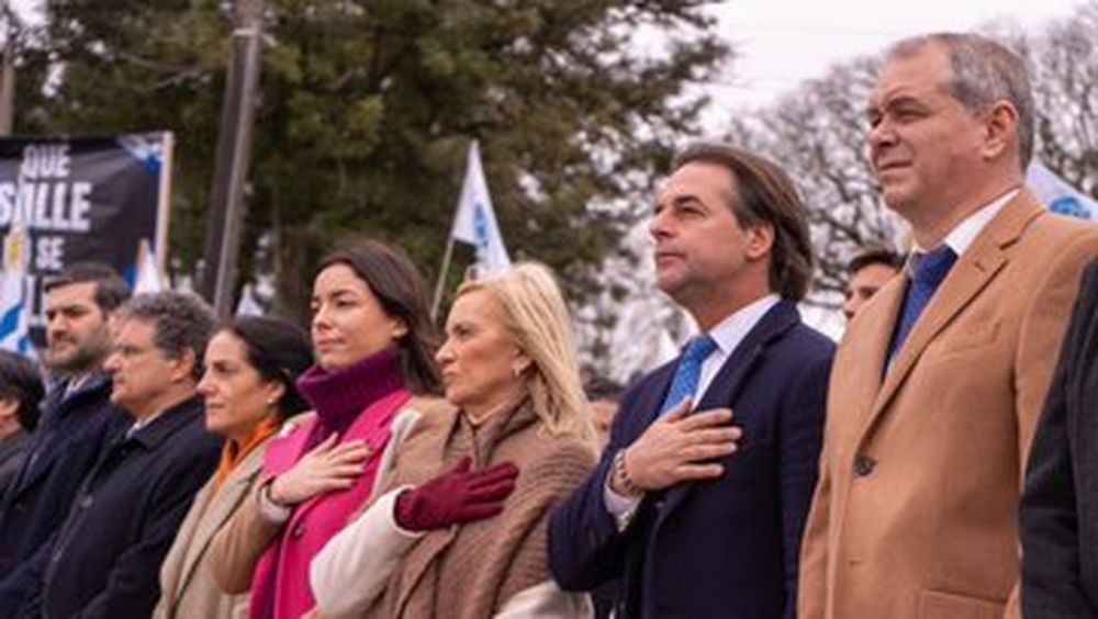 El presidente Luis Lacalle Pou y la vicepresidenta Beatriz Argimón, junto a otras autoridades de gobierno, en el acto por el 25 de agosto