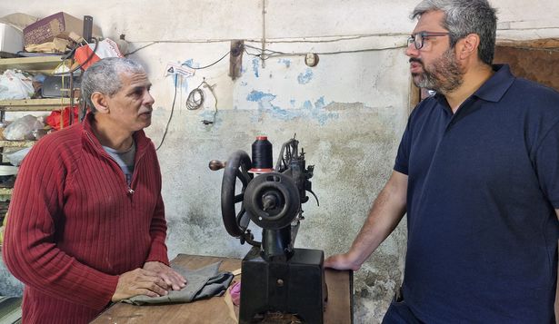 Aidemar González, diputado electo del Frente Amplio, junto al militante comunista Jara López, zapatero en el barrio La Bolsa