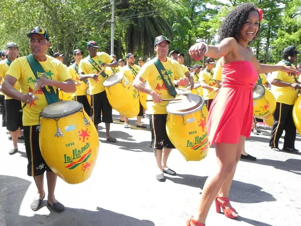 Tambores y vedettes al sol en el Prado de Montevideo