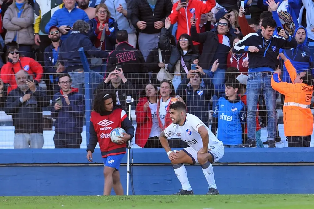 Luis Suárez en su festejo especial tras el gol en el clásico