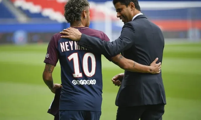 Neymar y Nasser Al-Khelaifi en su presentación como jugador de PSG