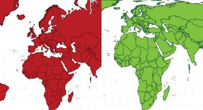 La proyección de Mercator (en rojo a la izquierda) muestra a Europa más grande con respecto a África de lo que en realidad es (en verde, la proyección Equal Earth).