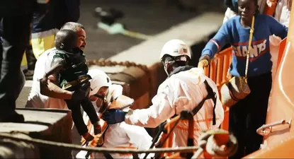 Personal de Salvamento Marítimo atiende a un bebé en el muelle de La Restinga, en El Hierro