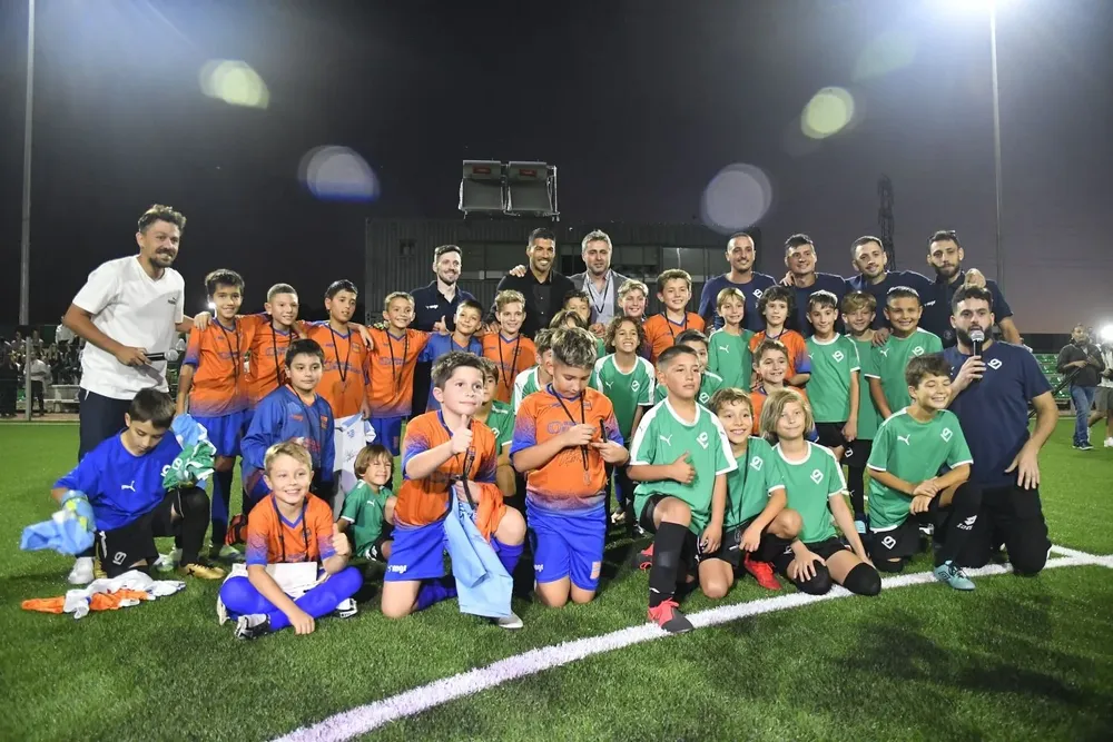 Luis Suárez y niños en su complejo / Archivo