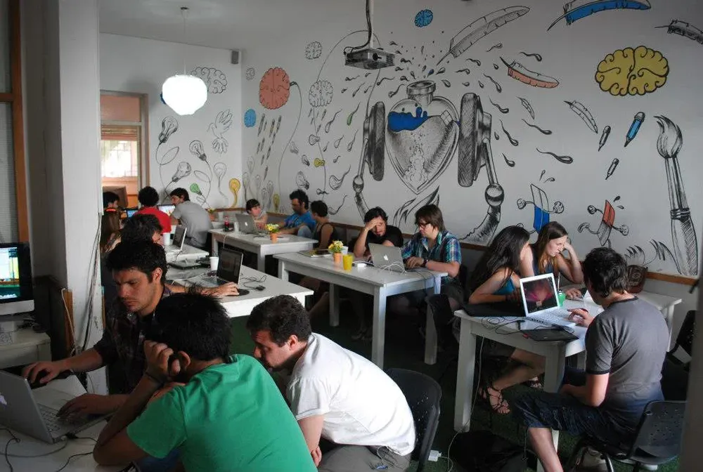 Estudiantes en la escuela de creatividad Brother