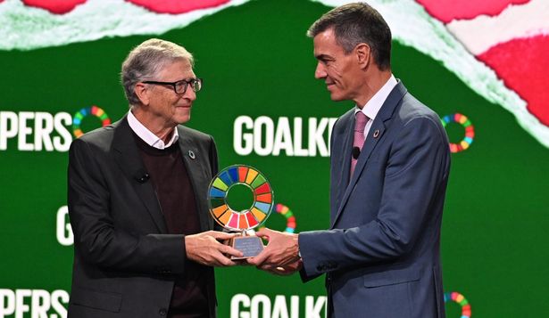 &nbsp;El presidente del Gobierno, Pedro Sánchez (d) recibe el Premio Global Goalkeeper 2025 por su compromiso con los objetivos de desarrollo sostenible de la ONU (ODS), de manos del presidente de la Fundación Gates, Bill Gates.