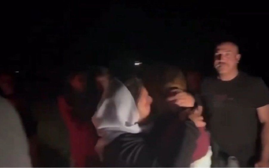 El momento en el que la joven se abraza con su familia