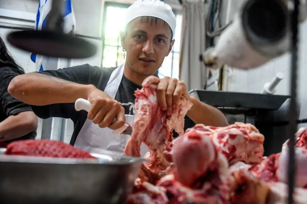Diego Ramírez en la carnicería El Amanecer.