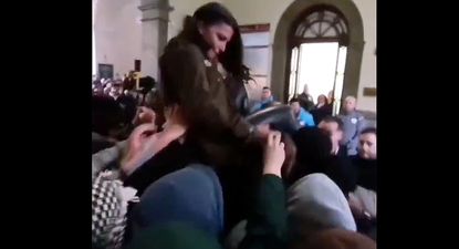 La exdiputada de Vox, Macarena Olona en el momento de la agresión.