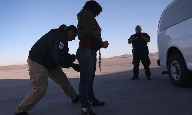 Los migrantes son esposados de pies y manos antes de ser deportados de EE.UU.