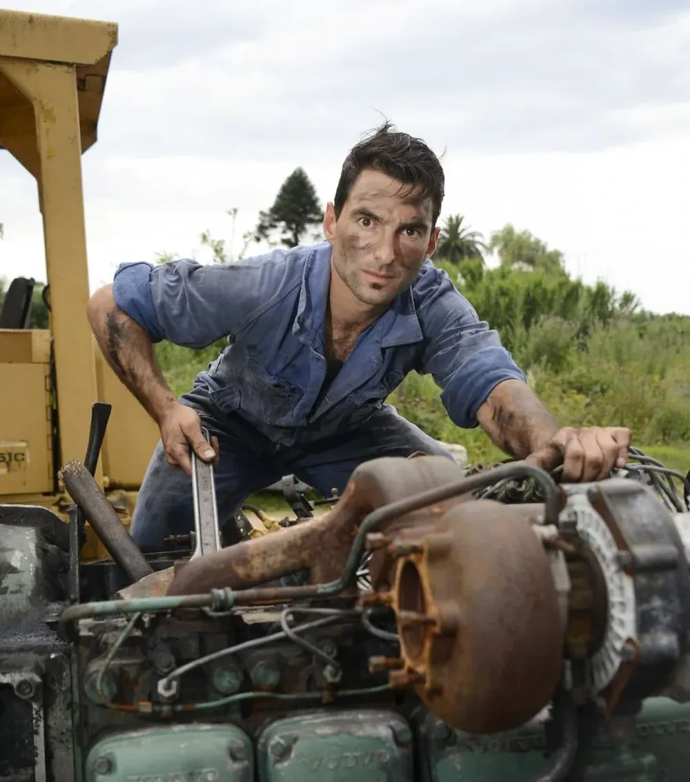 Nicolás Rocha, jugador de Rampla, ayer en su otra función: trabajador de un taller mecánico