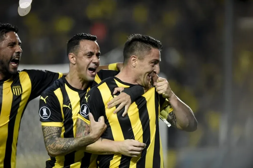 Peñarol-Atlético Tucumán: Cebolla Rodríguez celebra su gol de penal junto a Estoyanoff y Arias