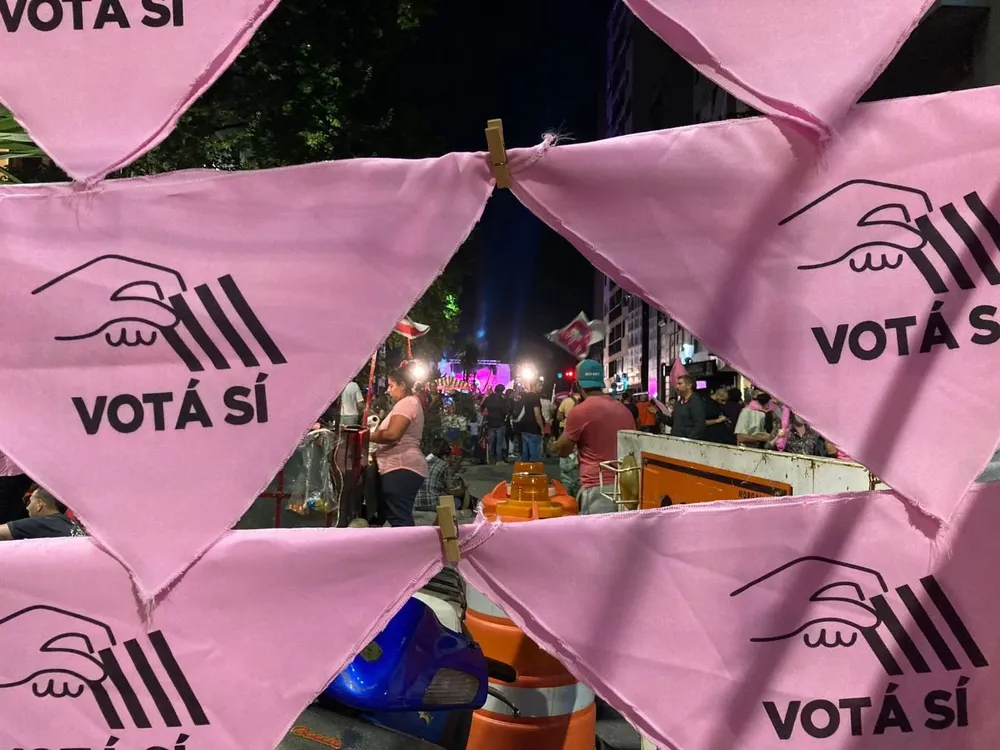 La comisión organizó una movilización para ver la cadena en el Obelisco