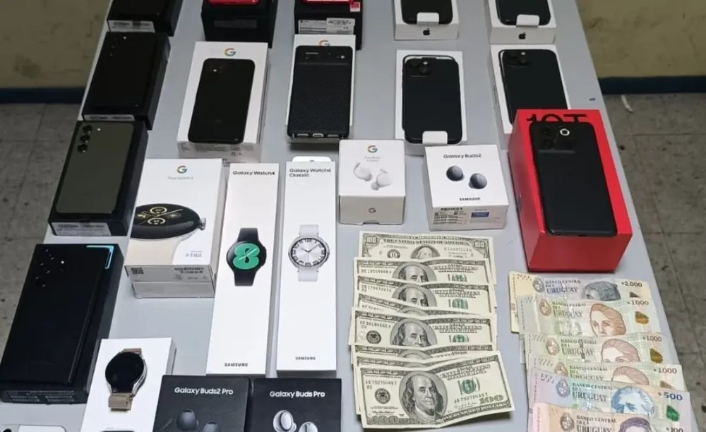 Objetos incautados al hombre que estafó a una persona por Mercado Libre