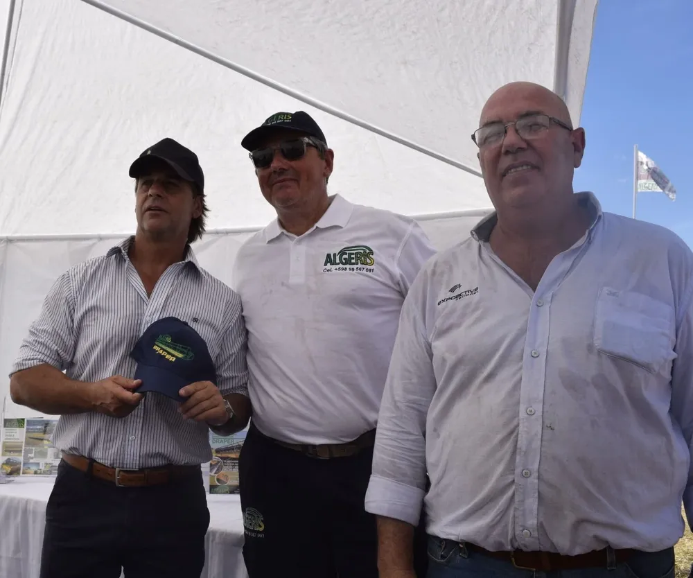 Luis Lacalle Pou, Richard Skorubski, y Jorge Andrés Rodríguez, presidente de la Asociación Rural de Soriano.