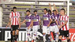 Fabricio Silva festeja su gol que le dio el empate a Fénix ante River