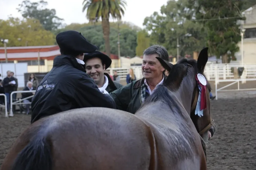 Germán, al centro, entre el presentador y el cabañero Parietti