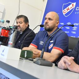 Jadson Viera junto a Flavio Perchman y Ricardo Vairo en la presentación como técnico de Nacional Jadson Viera junto a Flavio Perchman y Ricardo Vairo en la presentación como técnico de Nacional