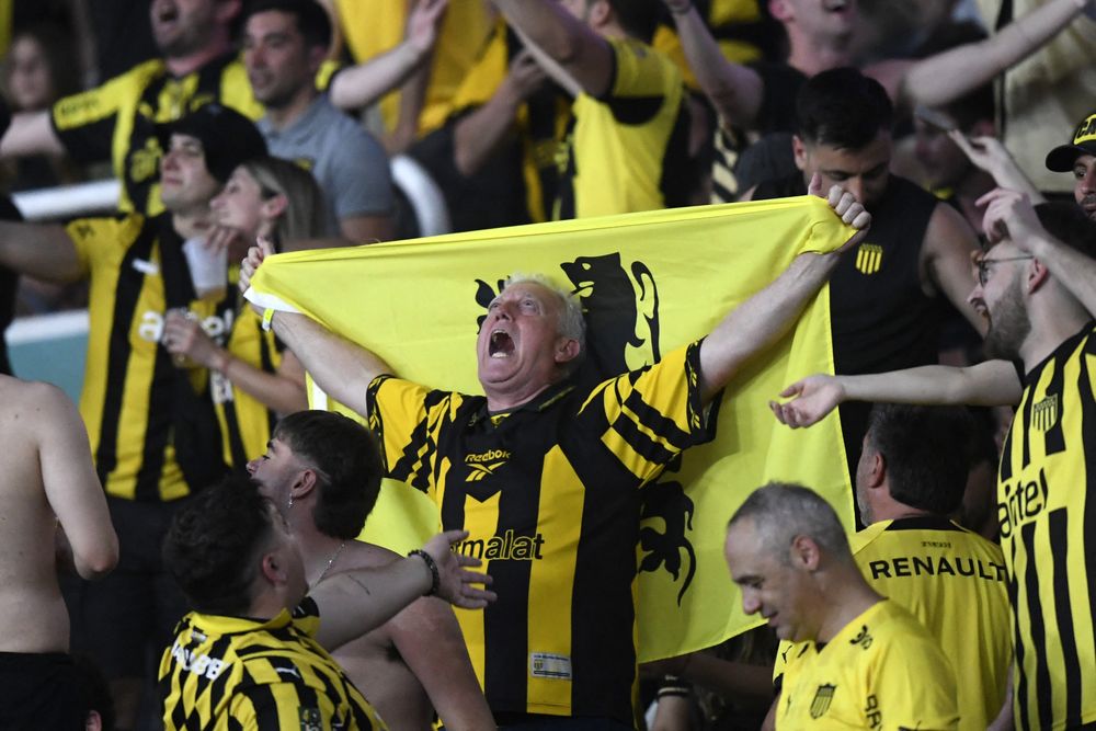 Hinchas de Peñarol en el Estadio Nilton Santos para el partido ante Botafogo por Copa Libertadores