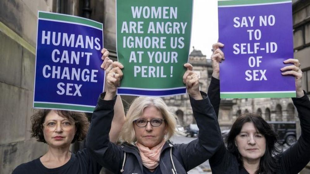 El grupo de derechos de mujeres FWS denunció que las protecciones contra discriminación sólo deben aplicarse a las personas que nacen mujeres.