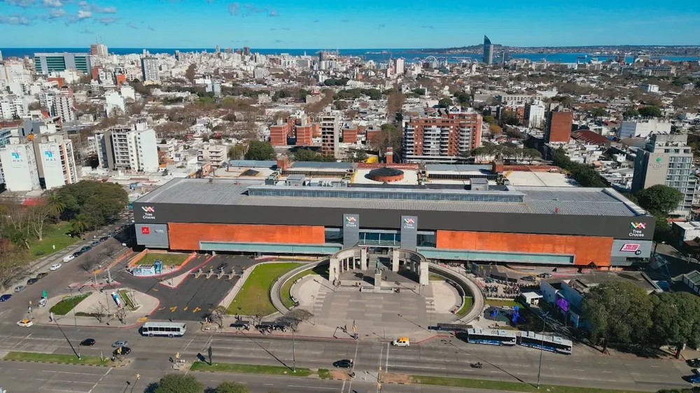 Fachada del shopping Tres Cruces