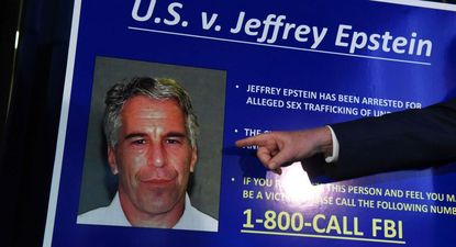 El caso de Jeffrey Epstein ha sido el centro de la atención de varias teorías de conspiración en línea desde hace años.