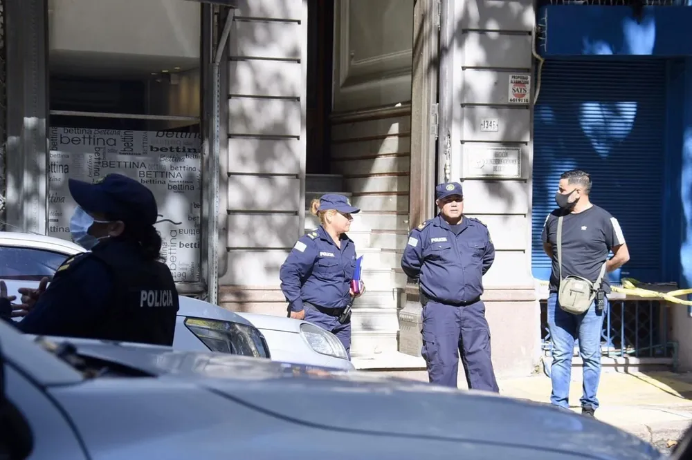 Autoridades policiales trabajan en la zona del crimen