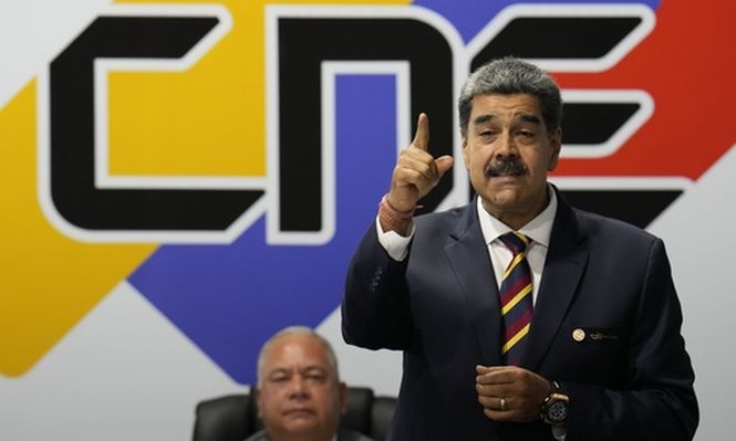 Maduro con el presidente del Consejo Nacional Electoral, Elvis Amoroso, un histórico partidario chavista.