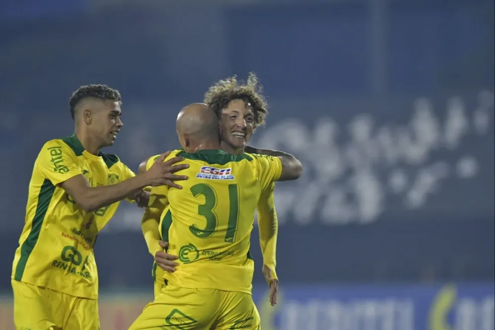 Esteban Da Silva, Cristian Cruz y Maxi Pérez celebran el 3-1
