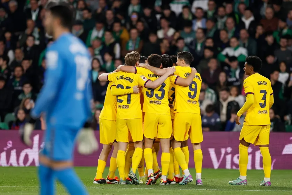 Los jugadores del FC Barcelona celebran el segundo gol de su equipo durante el encuentro correspondiente a la jornada 21 de la Liga EA Sports.