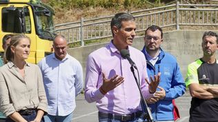 Pedro Sánchez en el puesto de mando de avanzado en Degaña, Asturias.