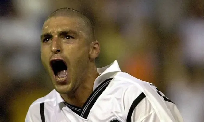 Diego Alonso, el actual técnico de la selección uruguaya, cuando defendió a Valencia de España