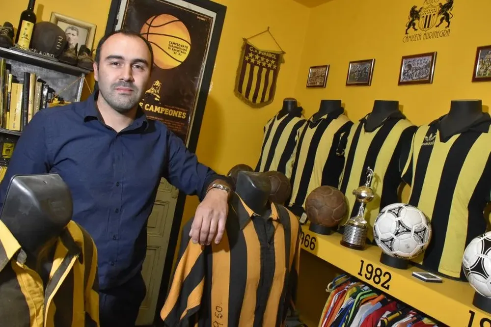 Uriel Cancela en su museo personal aurinegro