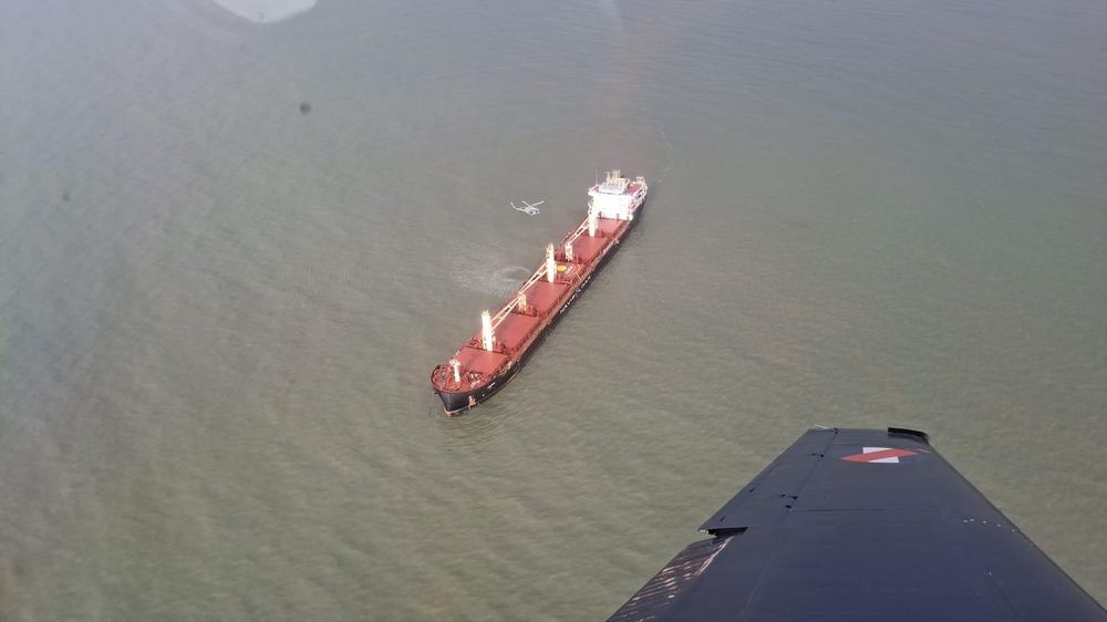 La Armada rescató a un hombre de un carguero