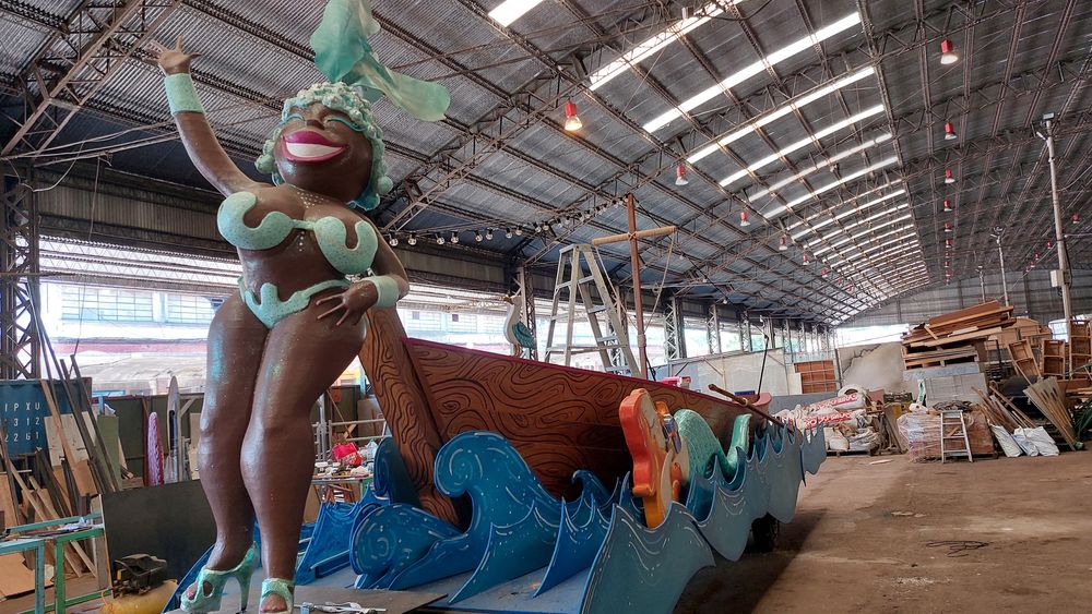 Carro alegórico, con Rosa Luna de capitana.