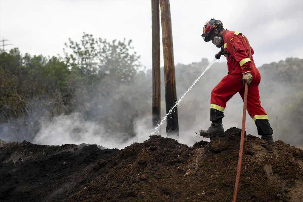 Un bombero trabaja en la extinción del incendio en Tarragona.