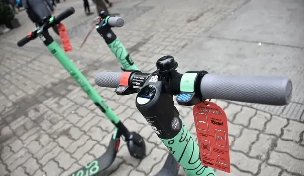 Qué pasó con los monopatines y bicicletas públicas en Montevideo: el problema de la última milla y por qué fracasaron