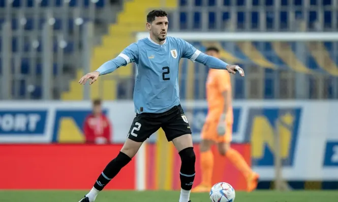Agustín Rogel en su debut con la selección uruguaya