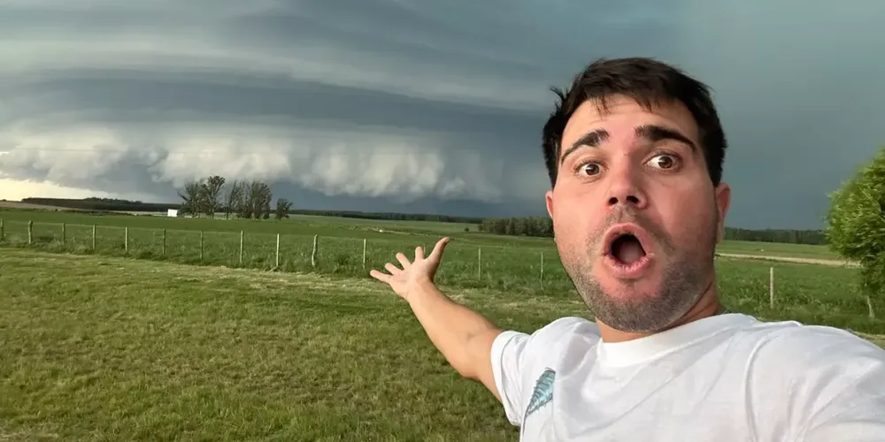 Matías Mederos, el cazador de tormentas que es la nueva cara de Canal 12