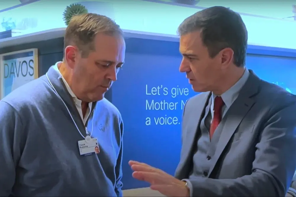 Pedro Sánchez con Chuck Robbins, CEO de Cisco, en el Foro de Davos.