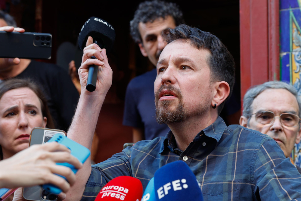 Pablo Iglesias lanza al aire el micrófono de Vito Quiles