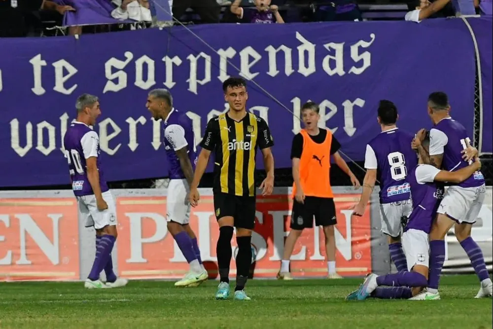 El festejo de los jugadores de Defensor