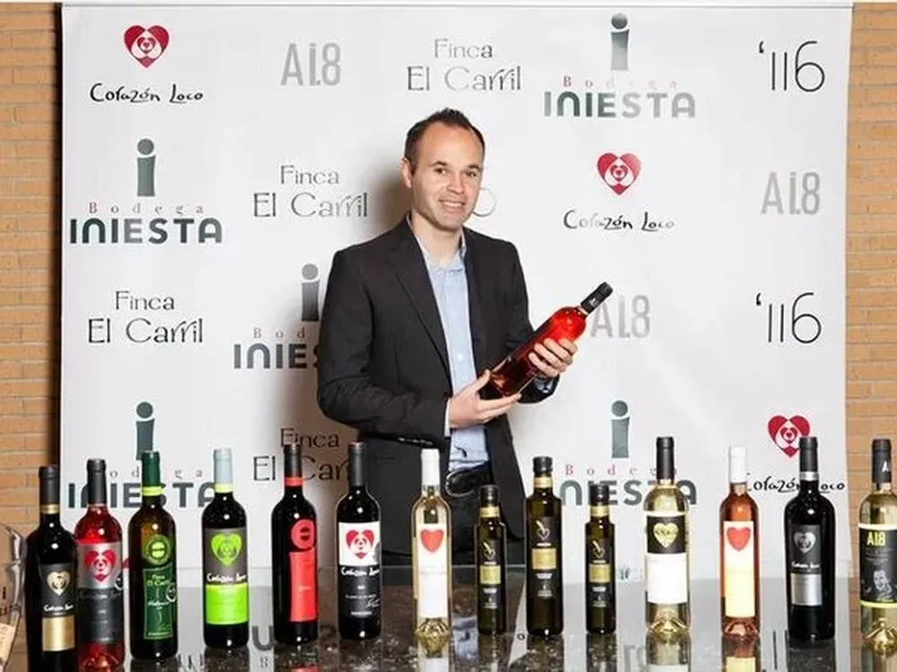 Andrés Iniesta con algunos de sus vinos