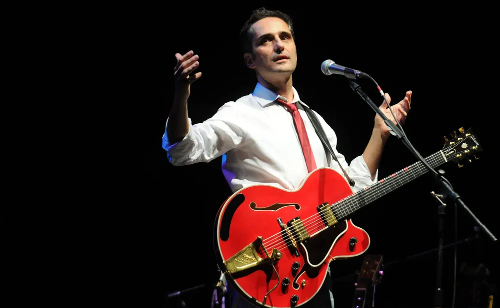 Se atan los cordones y a la cancha