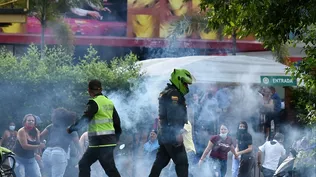 Enfrentamientos entre policías y manifestantes colombianos durante una nueva protesta contra el gobierno en Cali, el 4 de junio de 2021